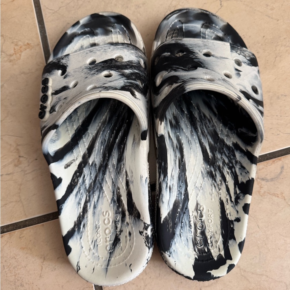 CROCS Monochrome Swirl Slide Sandals